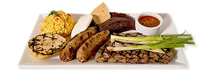 Mesa servida con parrillada para compartir